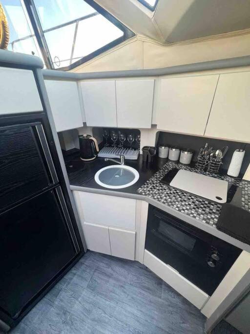 Yacht "X" - 44 Foot Modern Yacht On 5 Star Ocean Village Marina - Minutes Away From City Centre And Cruise Terminals, Free Parking ,Spa Package Available! Σαουθάμπτον Εξωτερικό φωτογραφία