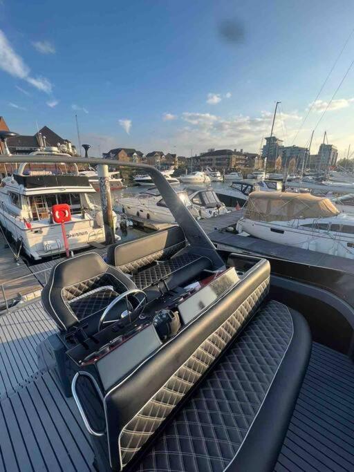 Yacht "X" - 44 Foot Modern Yacht On 5 Star Ocean Village Marina - Minutes Away From City Centre And Cruise Terminals, Free Parking ,Spa Package Available! Σαουθάμπτον Εξωτερικό φωτογραφία