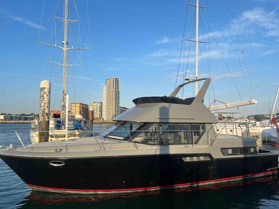 Yacht "X" - 44 Foot Modern Yacht On 5 Star Ocean Village Marina - Minutes Away From City Centre And Cruise Terminals, Free Parking ,Spa Package Available! Σαουθάμπτον Εξωτερικό φωτογραφία