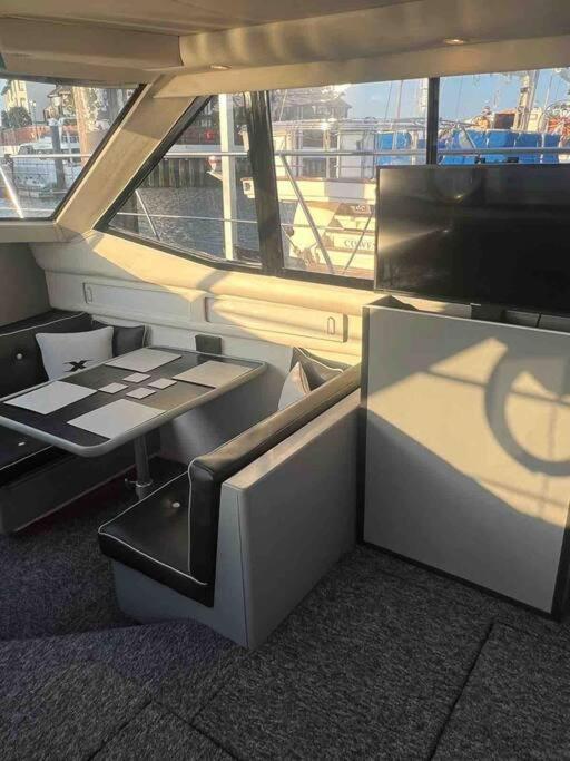 Yacht "X" - 44 Foot Modern Yacht On 5 Star Ocean Village Marina - Minutes Away From City Centre And Cruise Terminals, Free Parking ,Spa Package Available! Σαουθάμπτον Εξωτερικό φωτογραφία