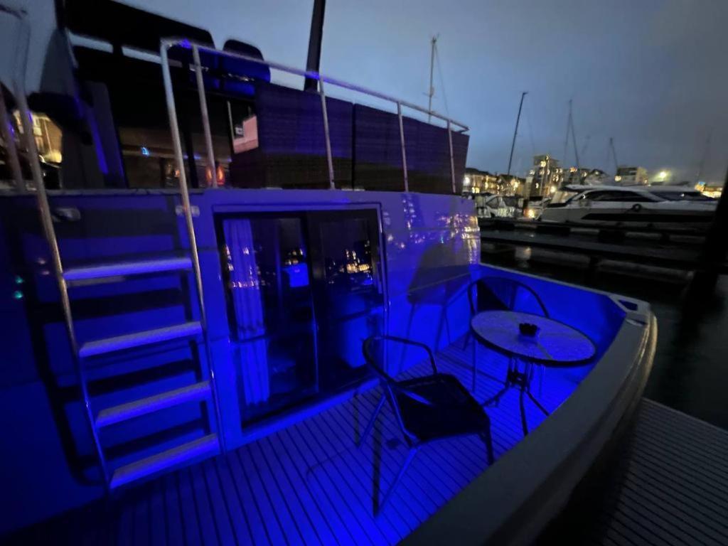 Yacht "X" - 44 Foot Modern Yacht On 5 Star Ocean Village Marina - Minutes Away From City Centre And Cruise Terminals, Free Parking ,Spa Package Available! Σαουθάμπτον Εξωτερικό φωτογραφία