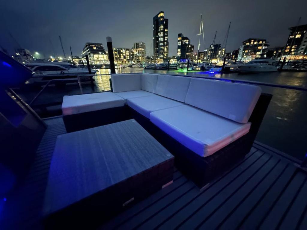 Yacht "X" - 44 Foot Modern Yacht On 5 Star Ocean Village Marina - Minutes Away From City Centre And Cruise Terminals, Free Parking ,Spa Package Available! Σαουθάμπτον Εξωτερικό φωτογραφία