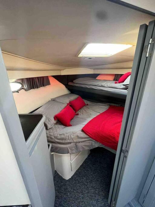 Yacht "X" - 44 Foot Modern Yacht On 5 Star Ocean Village Marina - Minutes Away From City Centre And Cruise Terminals, Free Parking ,Spa Package Available! Σαουθάμπτον Εξωτερικό φωτογραφία